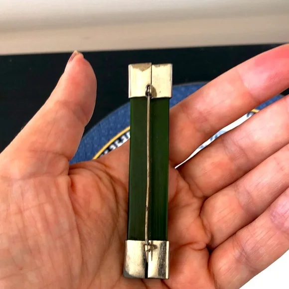 Dramatic Bakelite Brooch - Picture 5 of 10